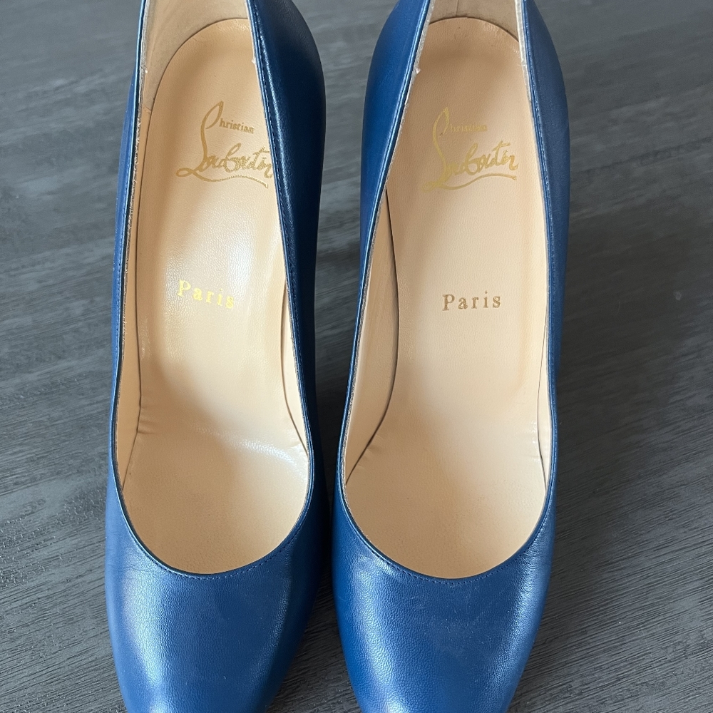 Christian Louboutin round toe pumps. SZ 38